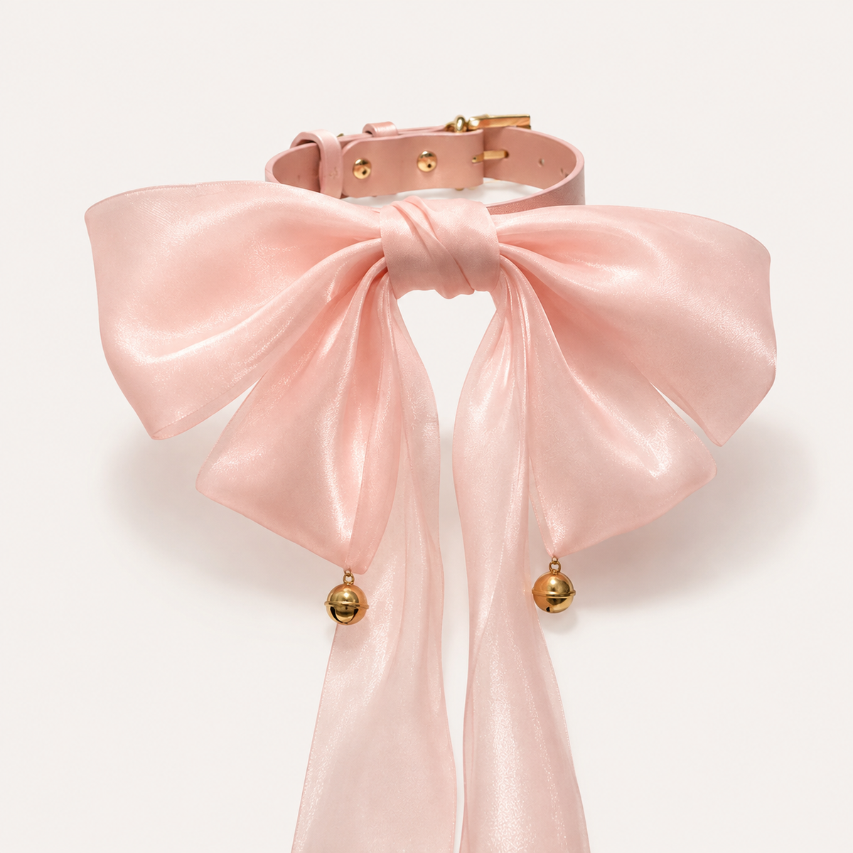 Gargantilla rosa con lazo satinado y cascabeles dorados