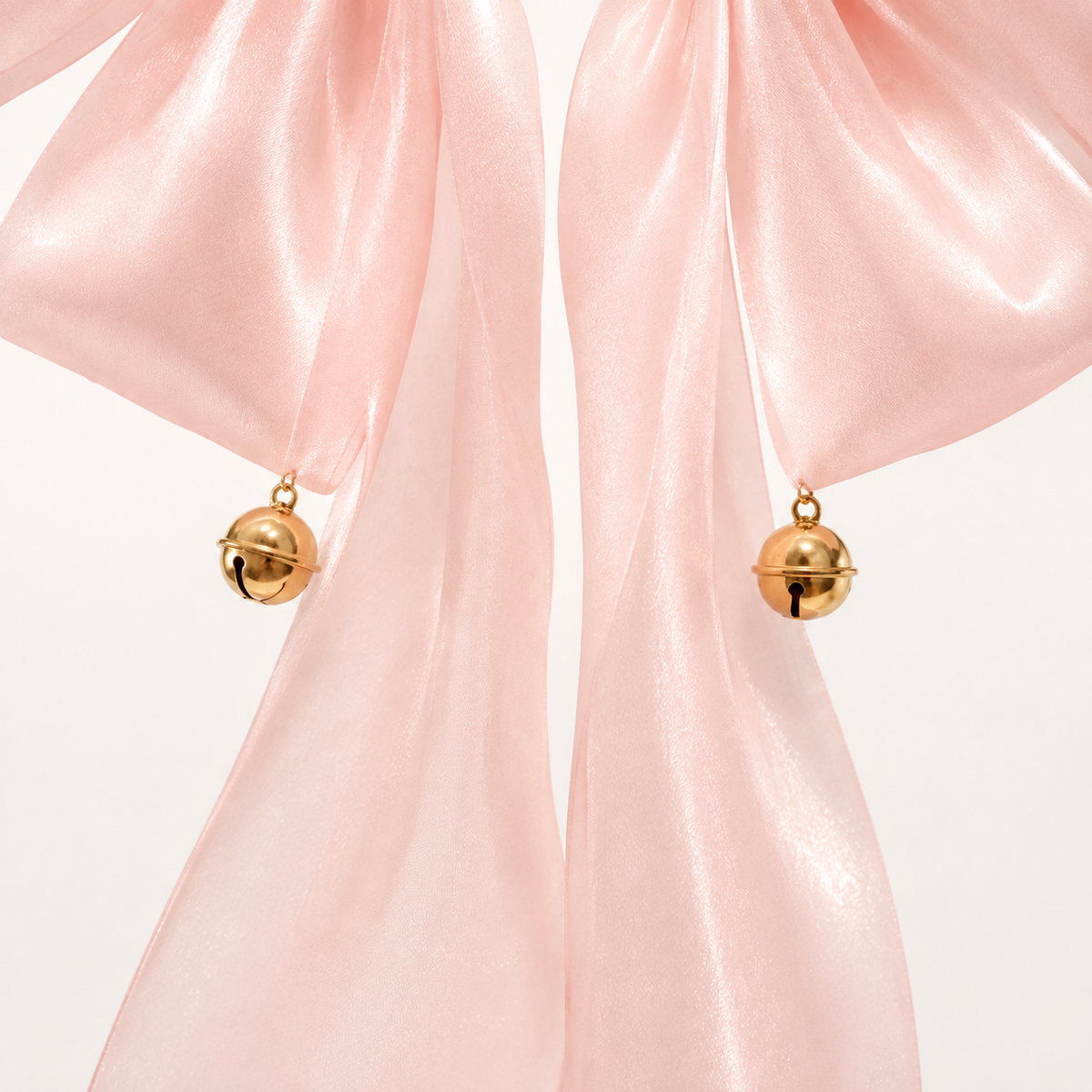 Gargantilla rosa con lazo satinado y cascabeles dorados