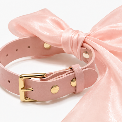 Gargantilla rosa con lazo satinado y cascabeles dorados