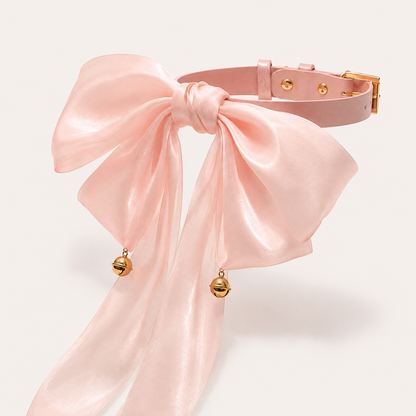 Gargantilla rosa con lazo satinado y cascabeles dorados